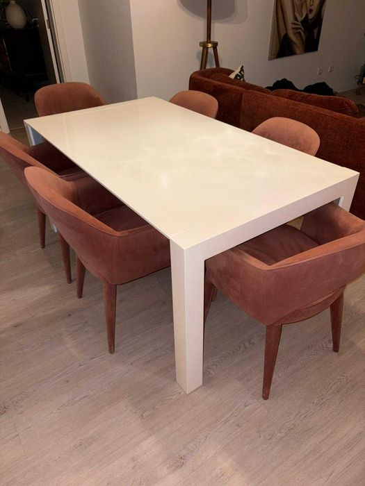 Vendo mesa em madeira lacada marca "QUERIDO MUDEI A CASA"
