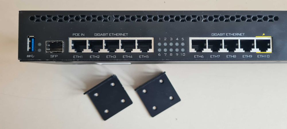 MikroTik RB3011UiAS-RM (10×Gigabit + SFP, USB 3.0) маршрутизатор 1U