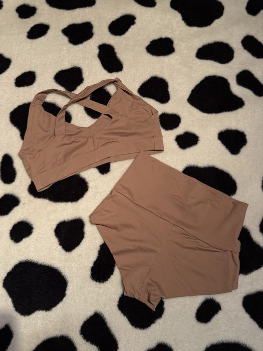 Спортивний комплект з топом і шортами для занять з пілону