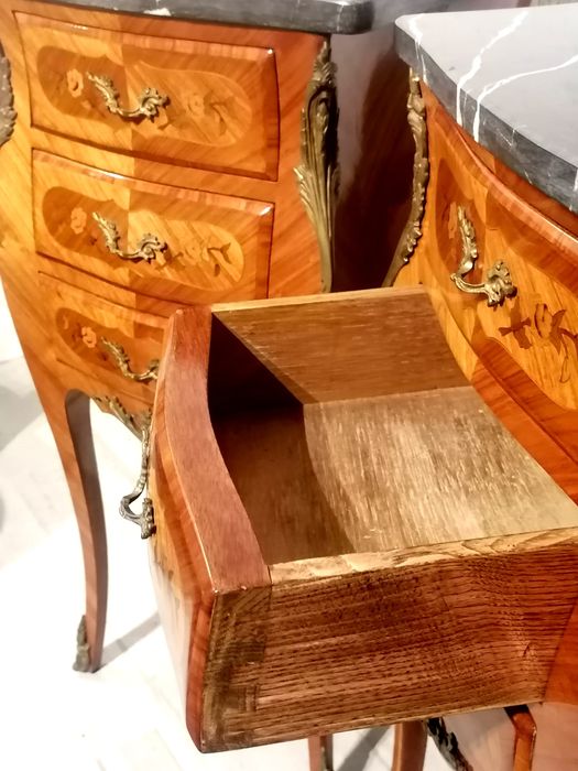Par pequenas cómodas (mesas apoio mesinhas cabeceira) Luís XV. Mármore