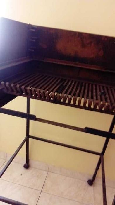 Churrasqueira para grelhar a carvão
