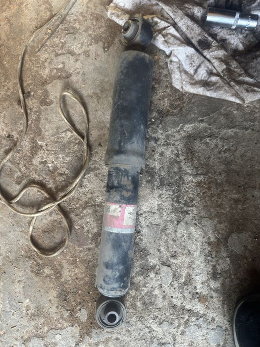 Продам стойки задние рав 4 ( 4 поколение ) 2017года