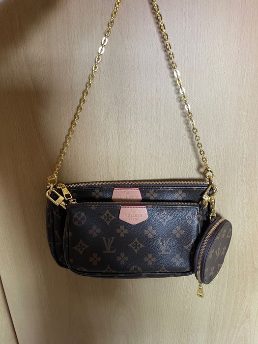 Mala mulher tira colo