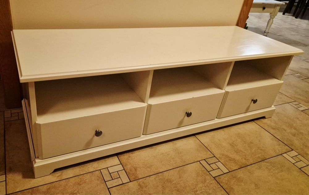 Szafki białe idealne pod telewizor