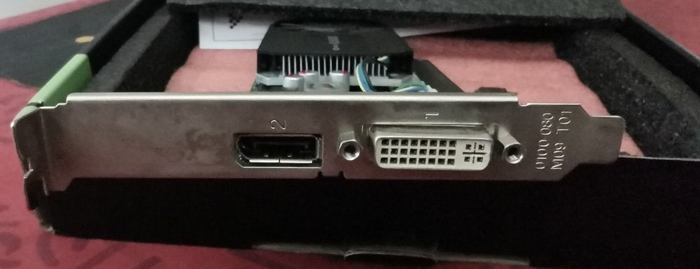 Nvidia Quadro k620 com cabos DVI_HDMI 
Com cabo de ligação, DVI /HDMI.
Com cabo de ligação, DVI /HDMI.