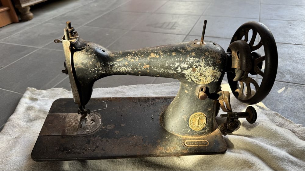 Maquina de costura primitiva