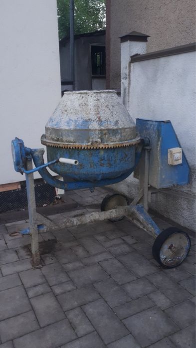 Бетономішалка професійна, орієнтовно 160–180 л, робоча