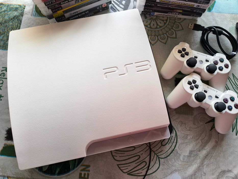 PS3 com comandos e jogos