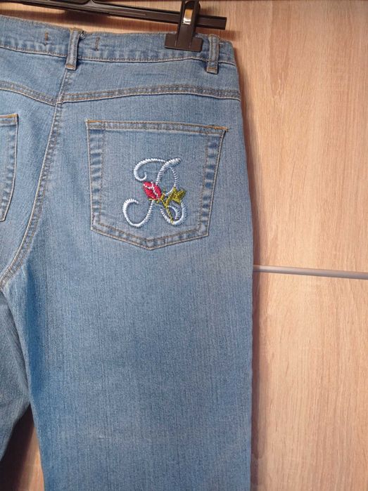 Jeansy dzwony vintage z haftem - czerwonymi różami r. 36/S