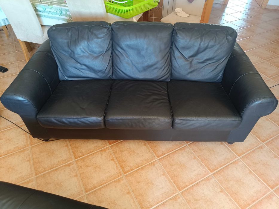 3 sofás em pele.