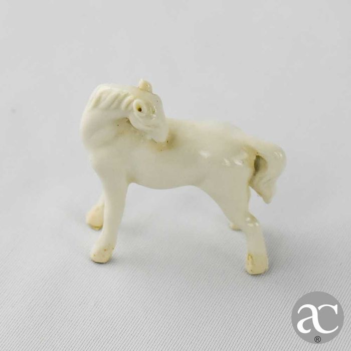Conjunto de 7 cavalos porcelana da China “Blanc de Chine”