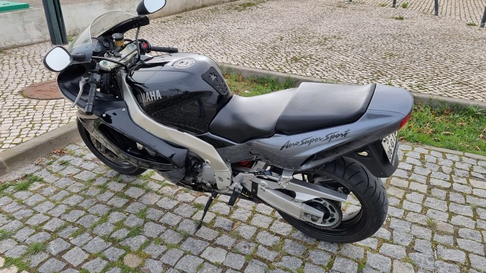 Yamaha thunderace 1000 (FZR)