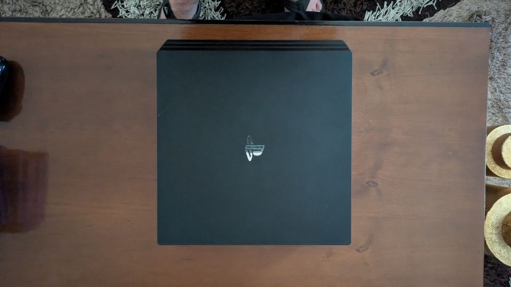 PS4 Pro 1TB + 9 jogos + 2 comandos para reparação