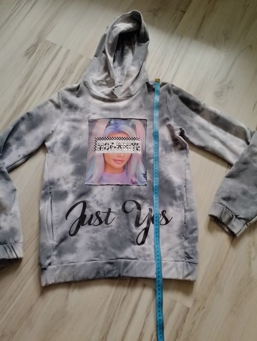 Dwie bluzy z kapturem