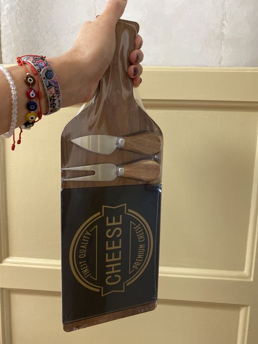 Conjunto de tábua com 2 facas para queijo