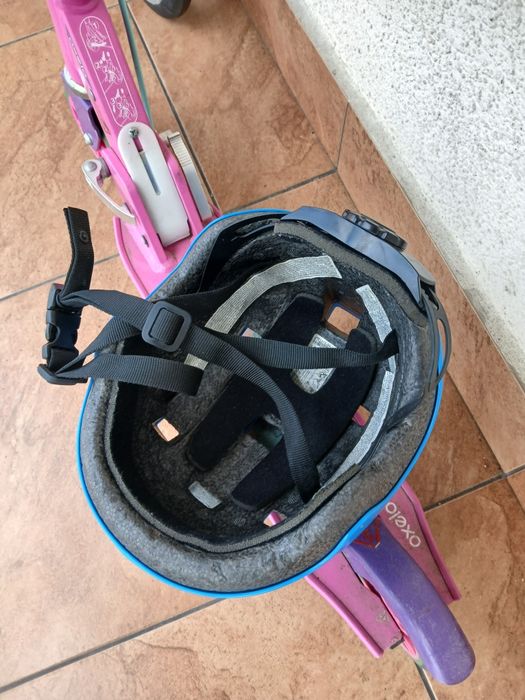 Dwie hulajnogi, hulajnoga plus kask