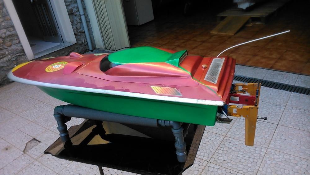 Barco RC em fibra para velocidade