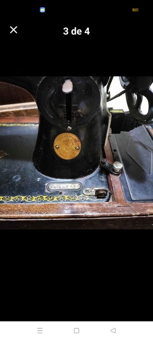 Máquina de costura antiga a funcionar