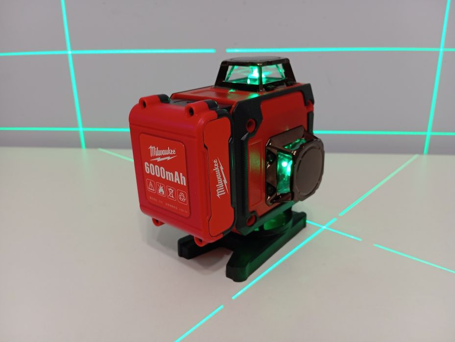 Штатив 1м. Лазерний рівень Milwaukee 4D. 2 АКБ. Кейс. Лазерный уровень