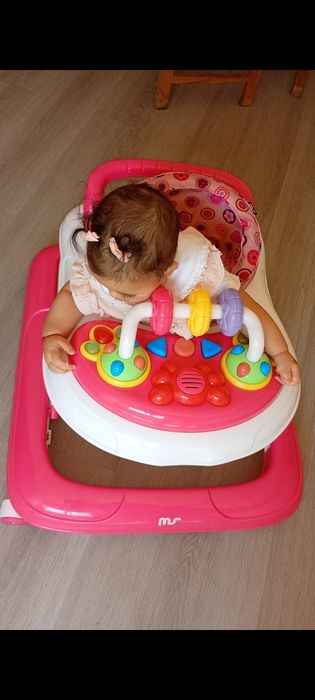 Pula pula da Minnie e andador rosa.