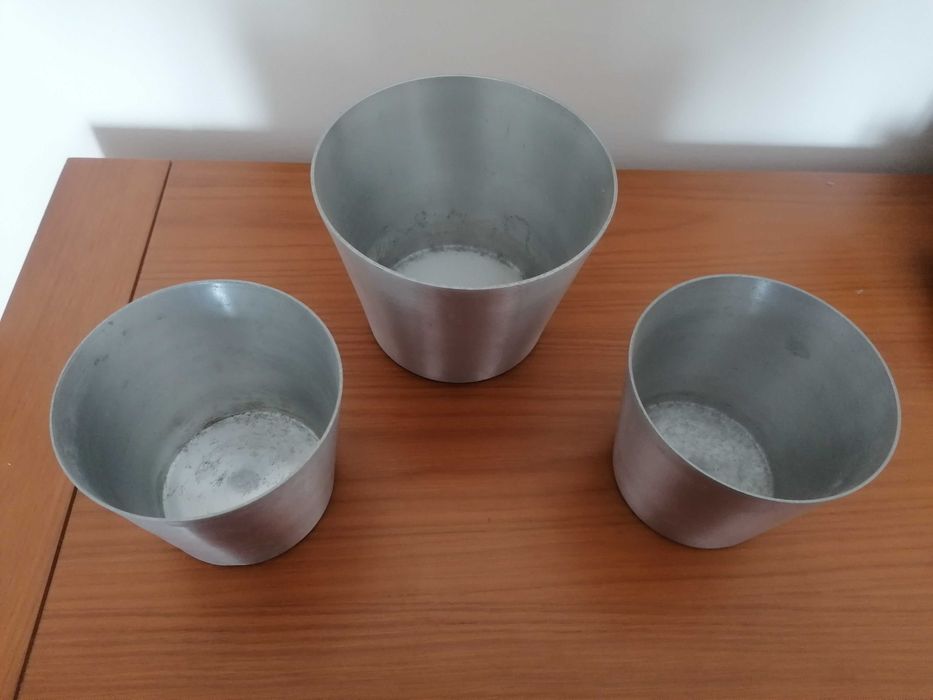 Conjunto de 3 vasos de metal