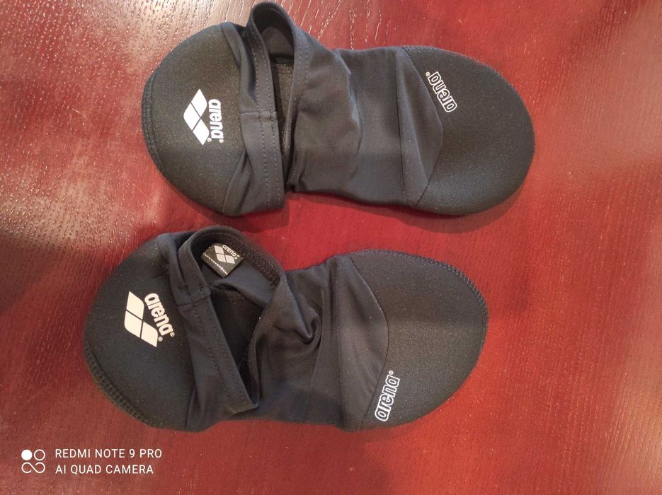 Sapatos/meias Arena para piscina e praia
