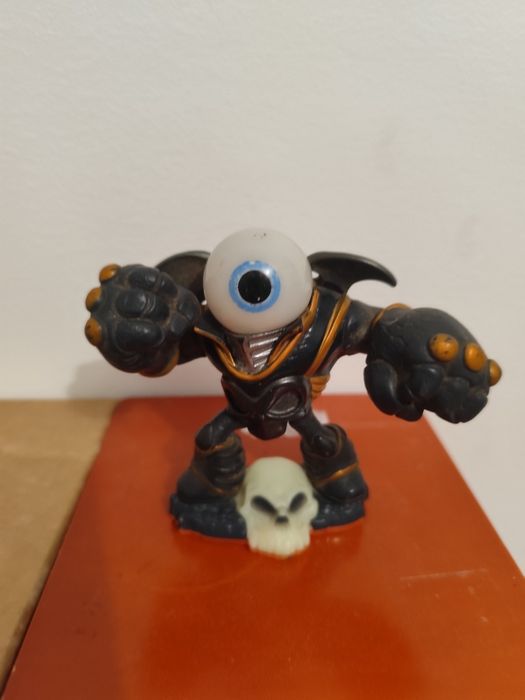 4 Skylanders Figures64738476102530122