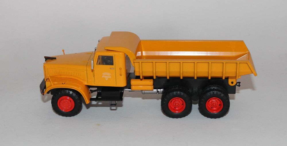 Vendo a minha coleção 1/43.  KrAZ. Altaya. Novo.