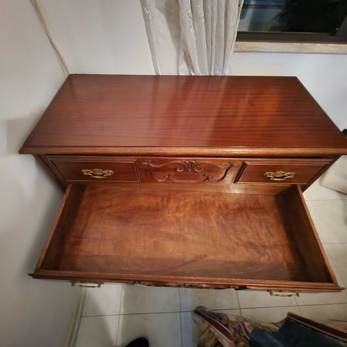 Cómoda clássica em madeira maciça – excelente estado