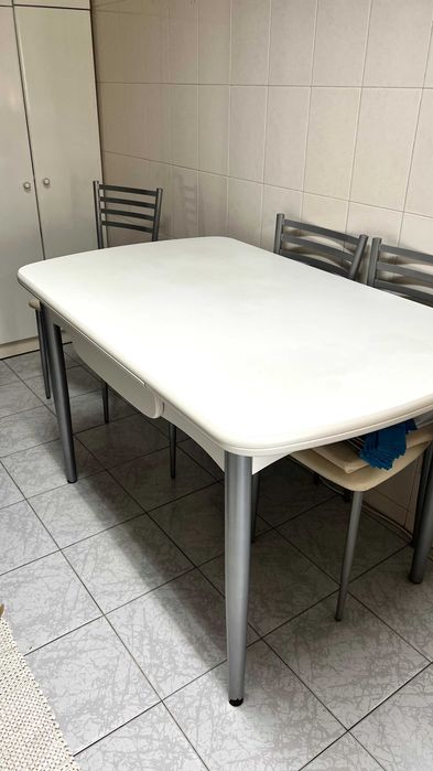 Mesa de cozinha com cadeiras