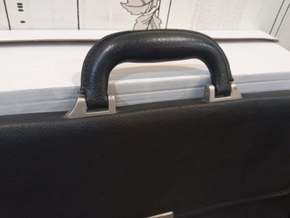 Продам портфель из ЭКО кожи Professional  c кодовым замком.