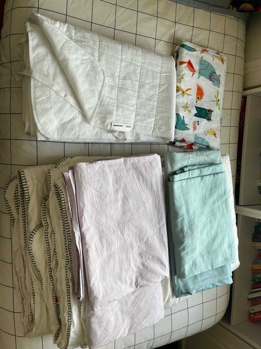 Cama dupla gavetão ikea com colchões e roupa de cama
