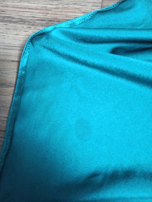 Satynowa sukienka z wycięciem na nogę