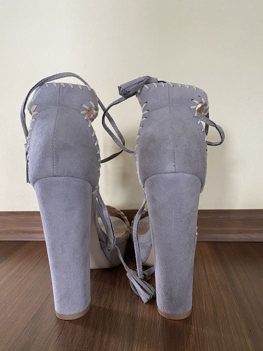 Buty na obcasie, wiązane na kostce, Tanio jak nowe