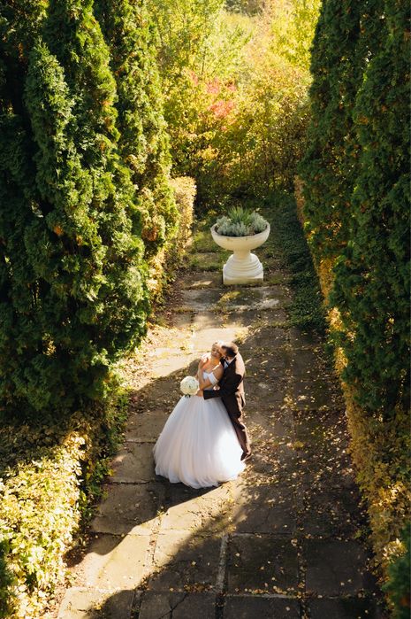 Біла весільна сукня