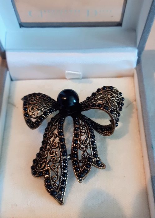 Conjunto de pregadeira e brincos da Casa Batalha. Oferta de brincos.