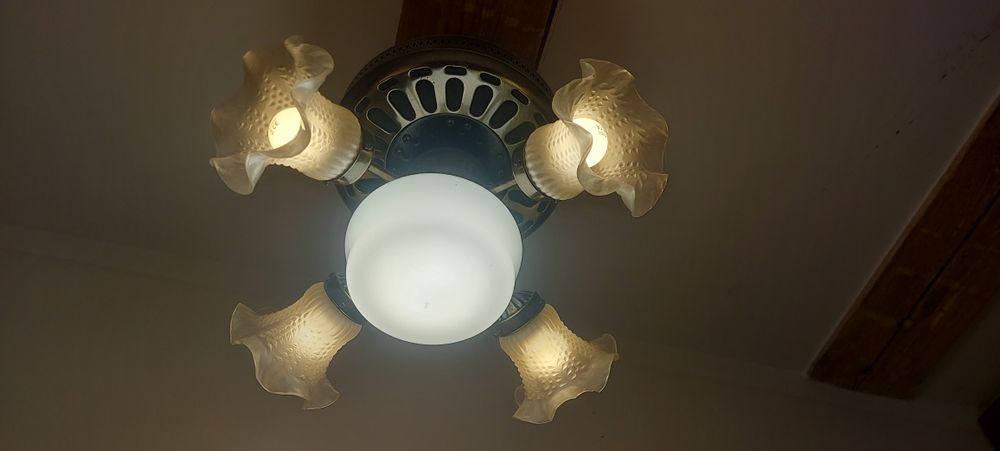 Sprzedam lampę wiszącą  żyrandol w stylu retro.