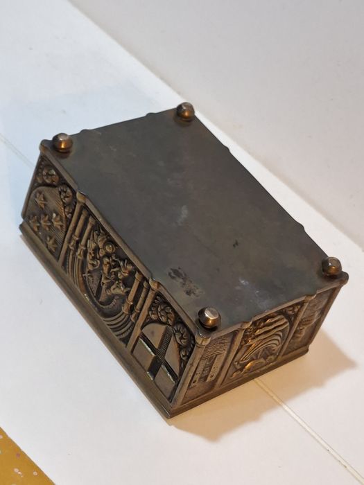Guarda joias antigo em bronze