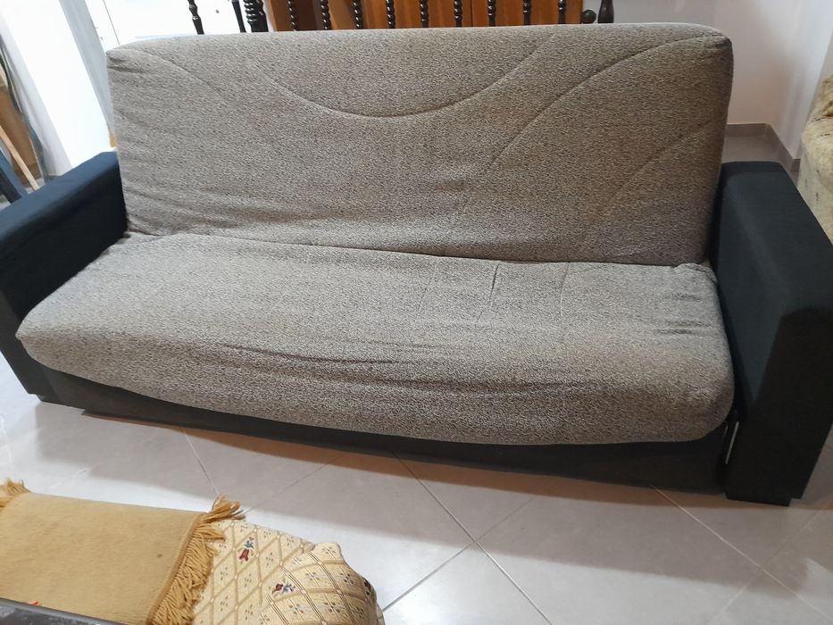 Sofá preto e cinza em tecido