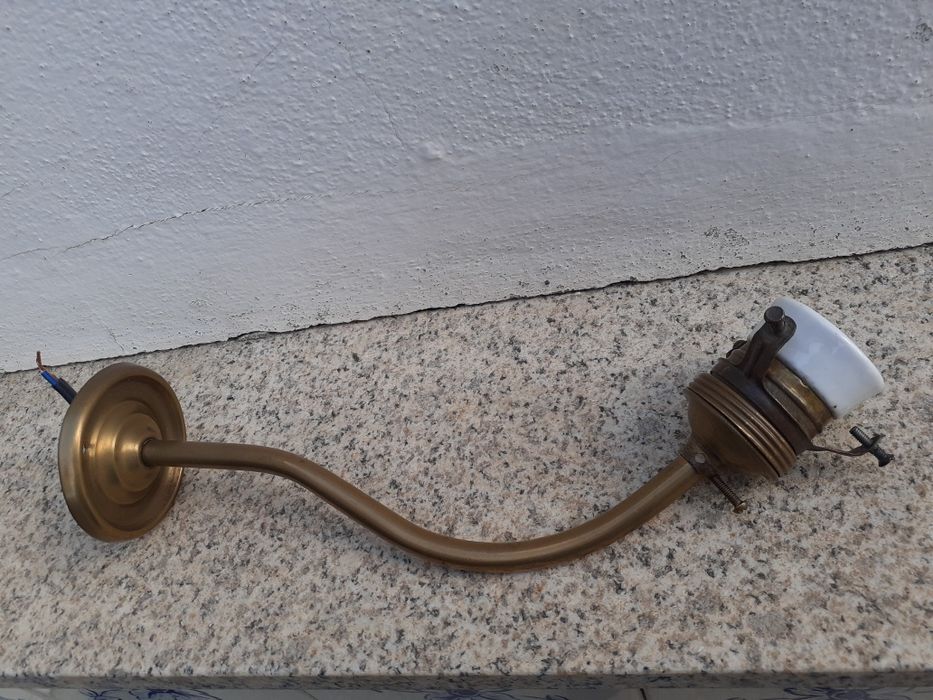 Projetor em alumínio com aplicação em tubo ou tripé, em bom estado.