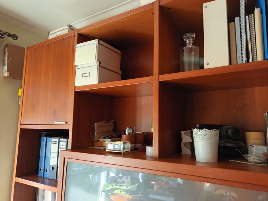 Estante com Prateleiras em Cerejeira