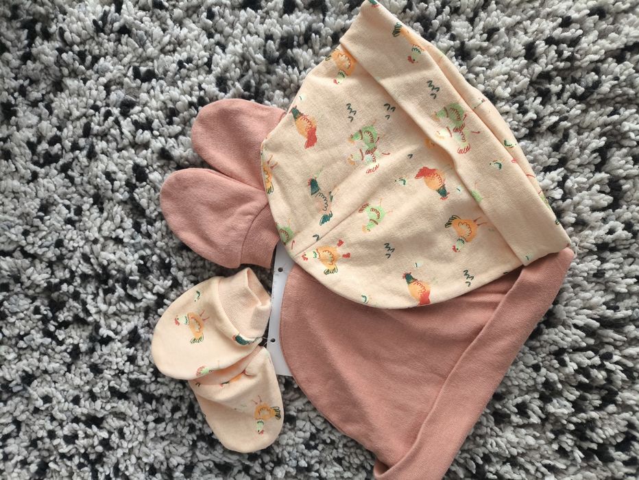 Dwie czapeczki i dwie pary rękawiczek, nowe z metkąi