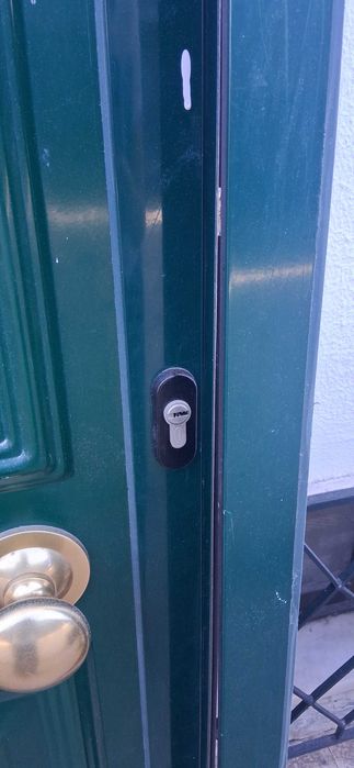 Vendo porta entrada com guarnição em PVC