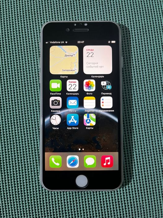 Продам iPhone 8
