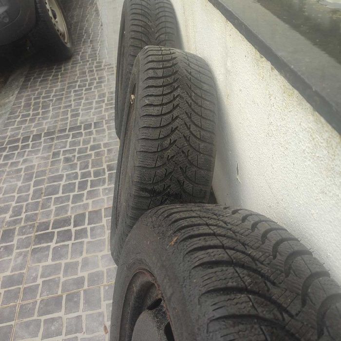 4 pneus Michelin 175/65 R15 com jantes de ferro