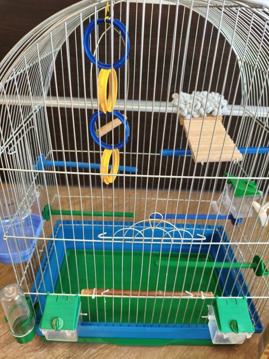 Продам клітку для папужки з усім наповненням та кормами
