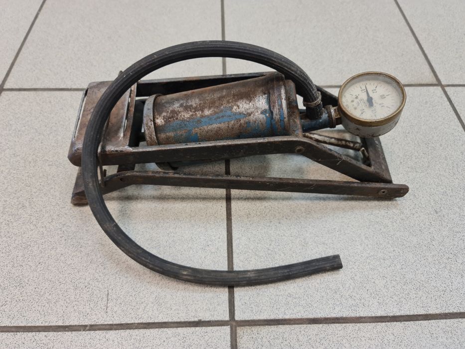 Pompka nożna z dawnych lat