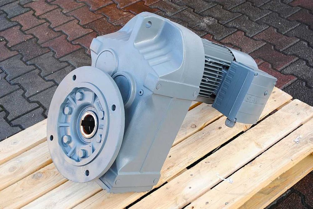 Motoreduktor walcowo płaski 4kw. 13obr. z hamulcem. SEW FAF87DV112M4