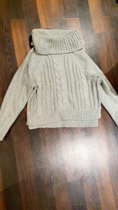 Damski sweterek z golfem