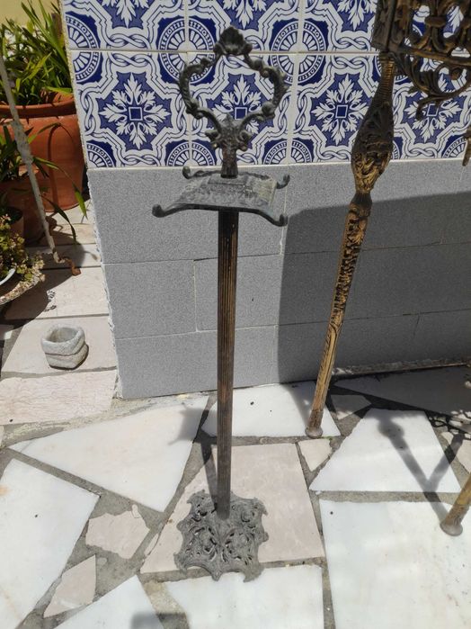 Aparador antigo em latão e suporte utensílios lareira